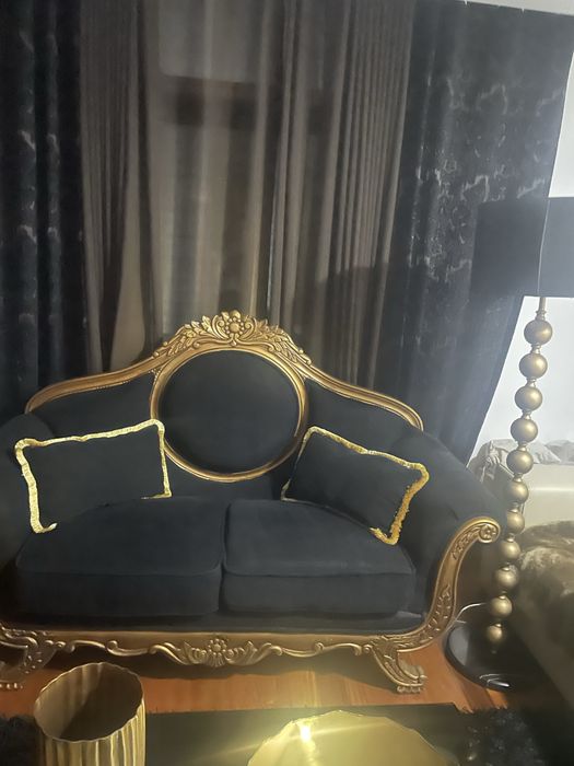 Sofa, cadeirao preto e dourado