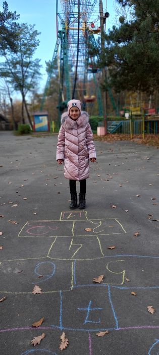 Зимова куртка на дівчинку 7-9 років