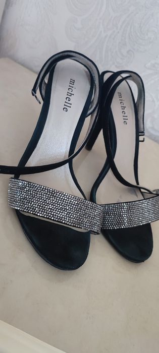 Босоніжки з камінчіками