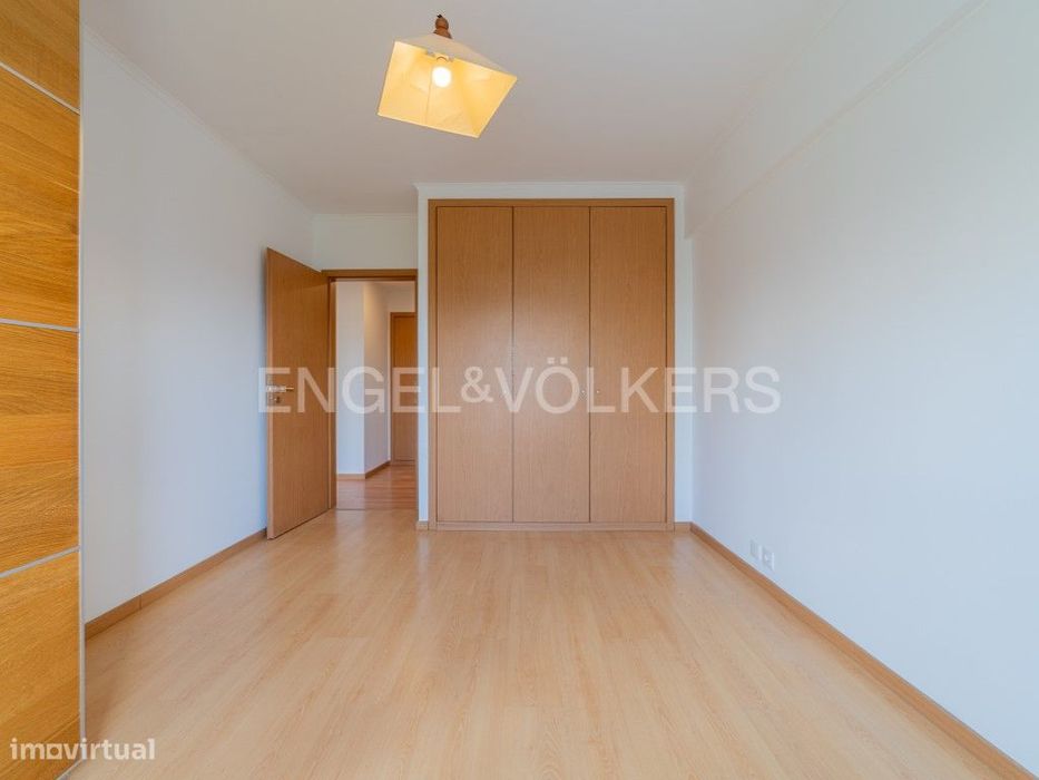 Espaçoso T2 com garagem e arrecadação