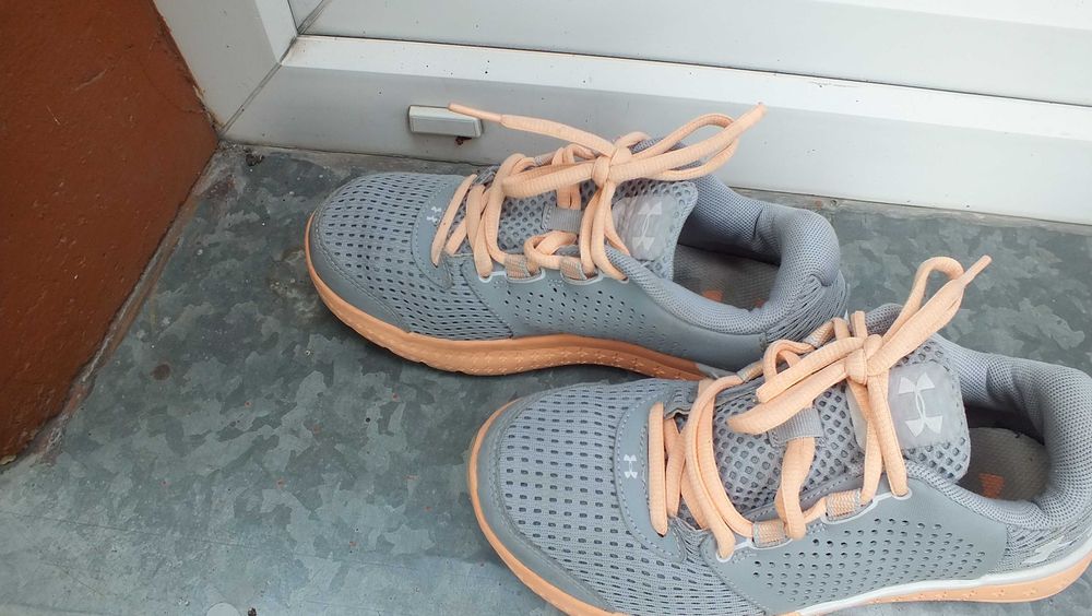 Super buty sportowe marki Under Armour w roz 37,5