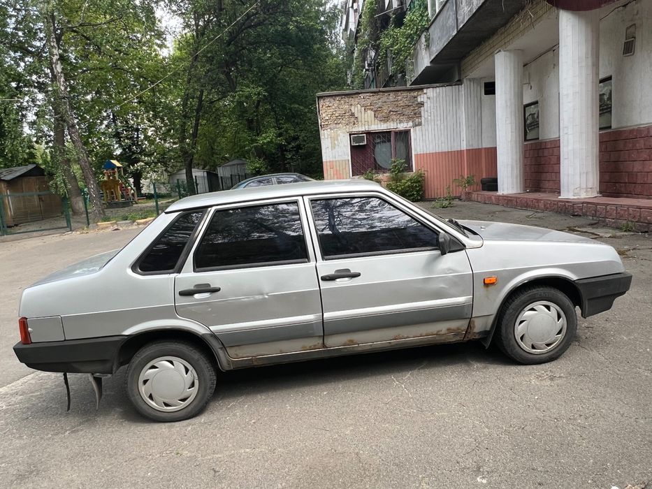 Автомобіль ваз 21099