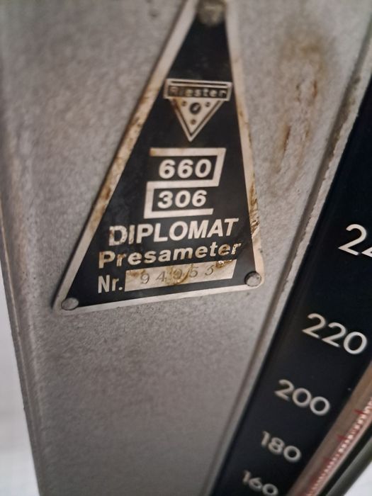 Aparelhos antigos de medir tensão