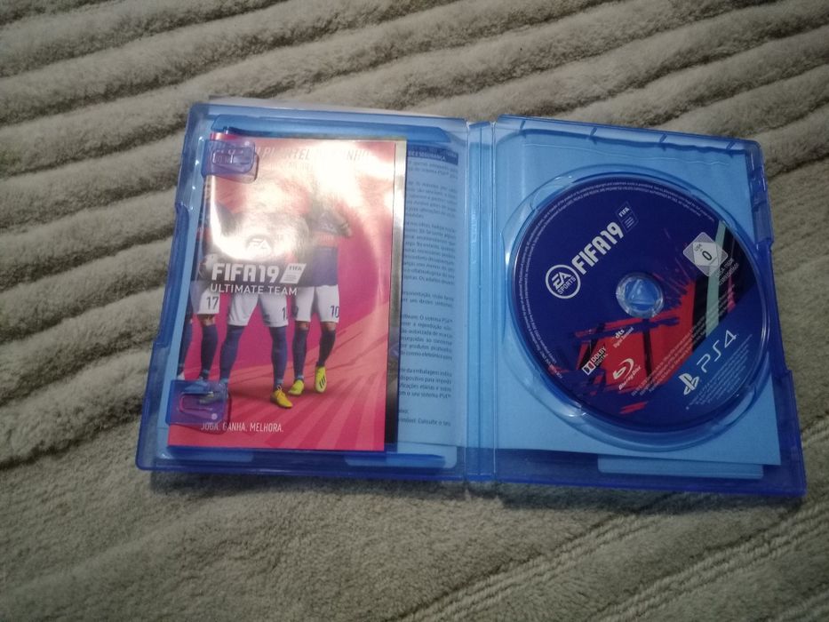 PS4 Slim 500GB + Jogos + Comando