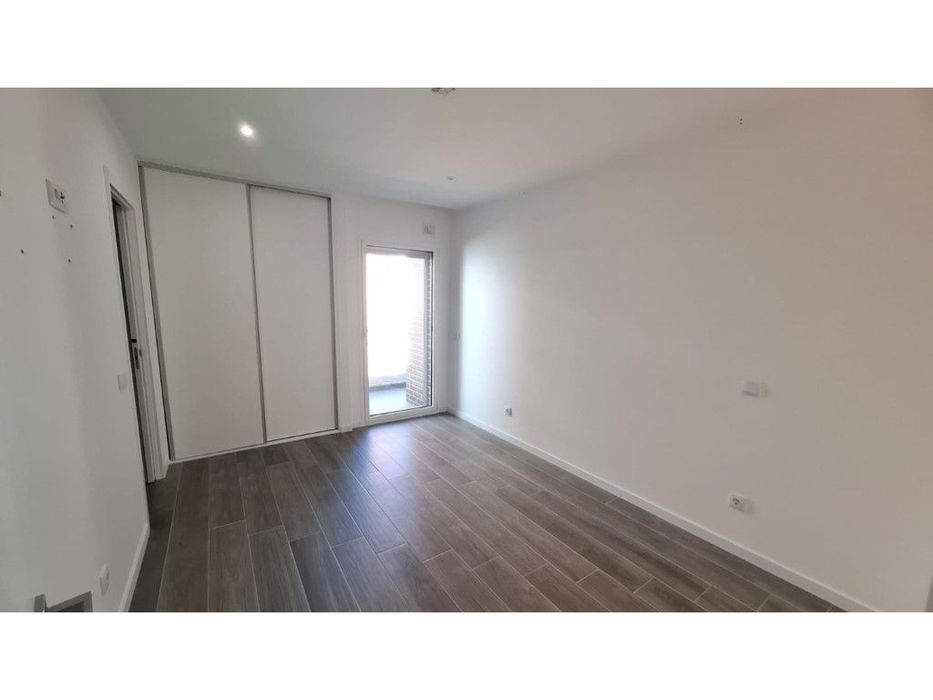 Apartamento T3 com varanda, garagem fechada em condomínio com piscina