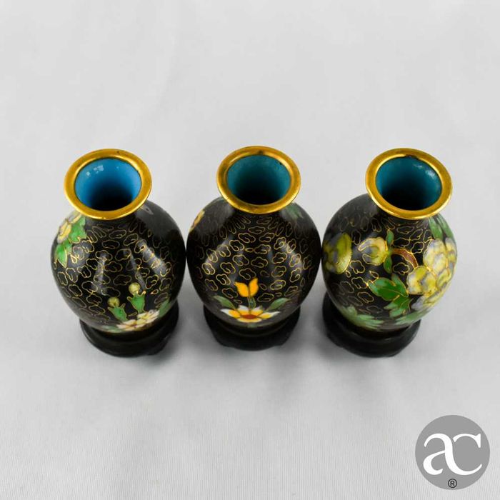 Conjunto de 3 pequenas jarras em cloisonné, China, com base em madeira
