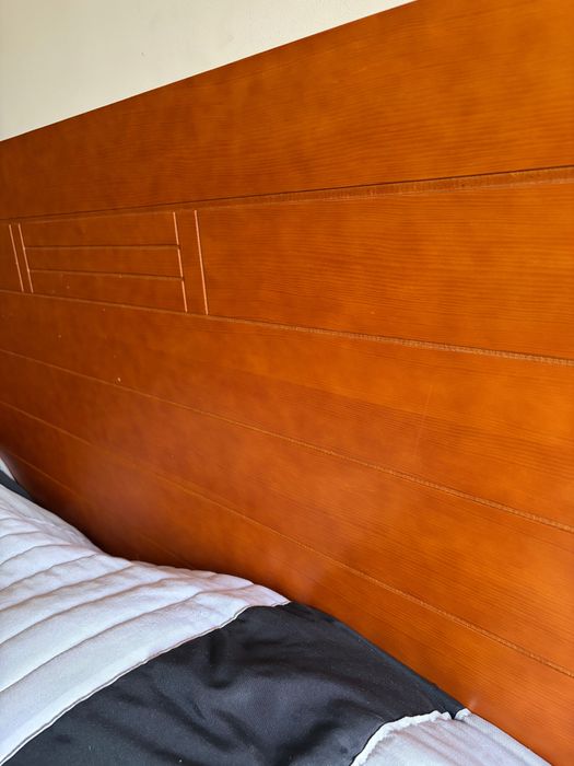 Conjunto de cama, colchão e mesas de cabeceira