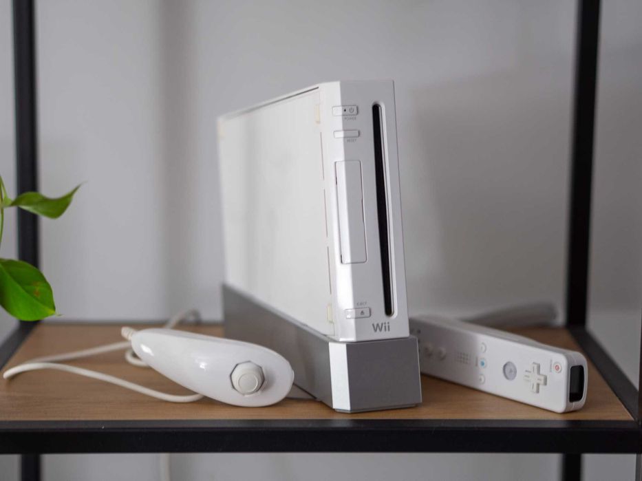 Nintendo Wii Biały + WiimotePlus + kontroler Nunchuck + sensor