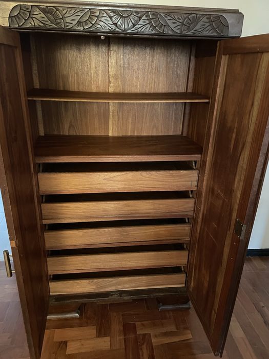 Móvel roupeiro de madeira pequeno antigo vintage