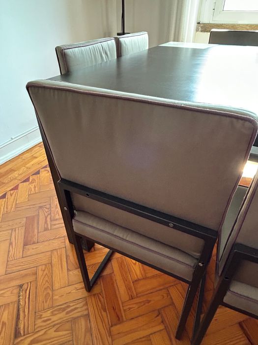 Mesa quadrada de jantar e 8 cadeiras