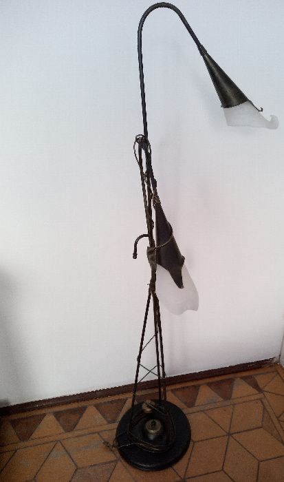 Lampa podłogowa lilie