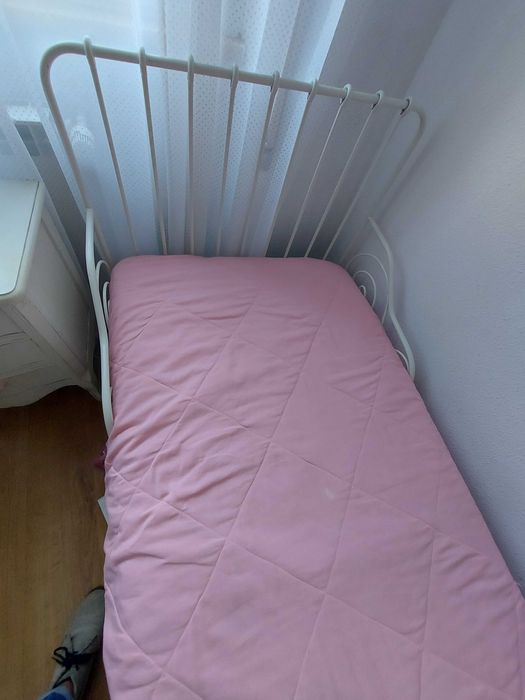 Cama branca em ferro extensível com colchão incluído