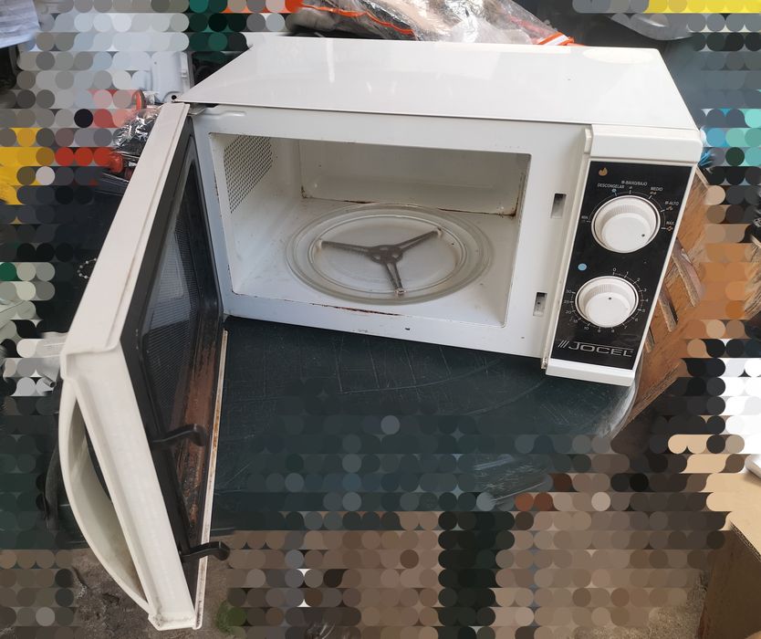 Microondas da marca Jocel 1200 W.