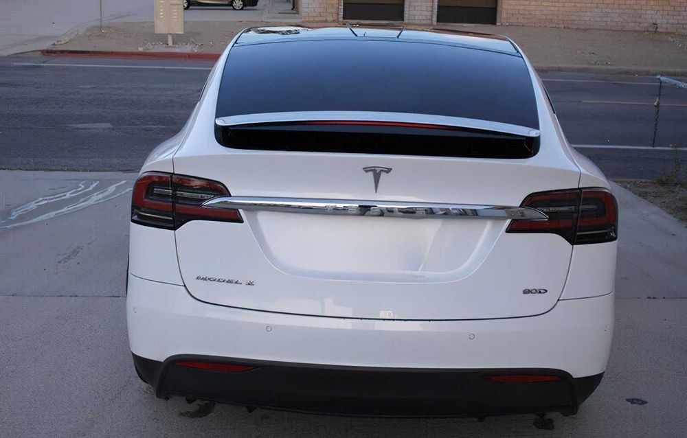 Tesla Model X 90D      2016