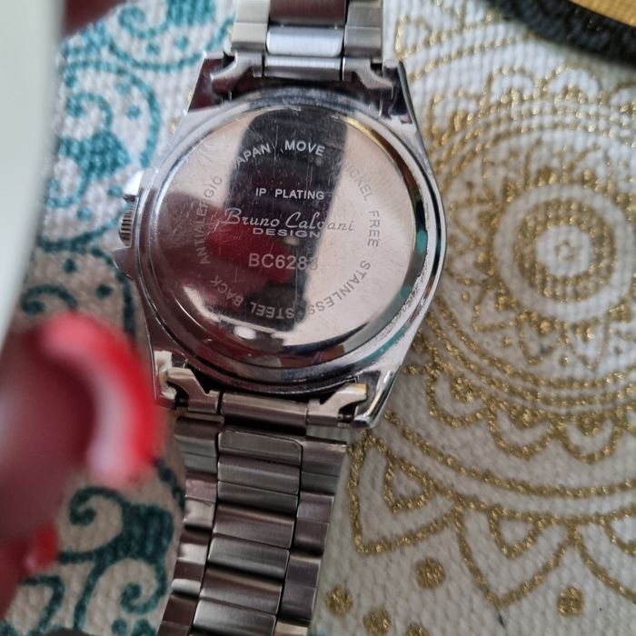 Duży zegarek damski z cyrkoniami kwarcowy.