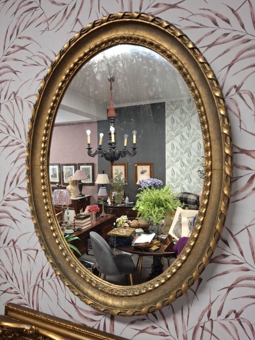 Espelho oval dourado antigo.