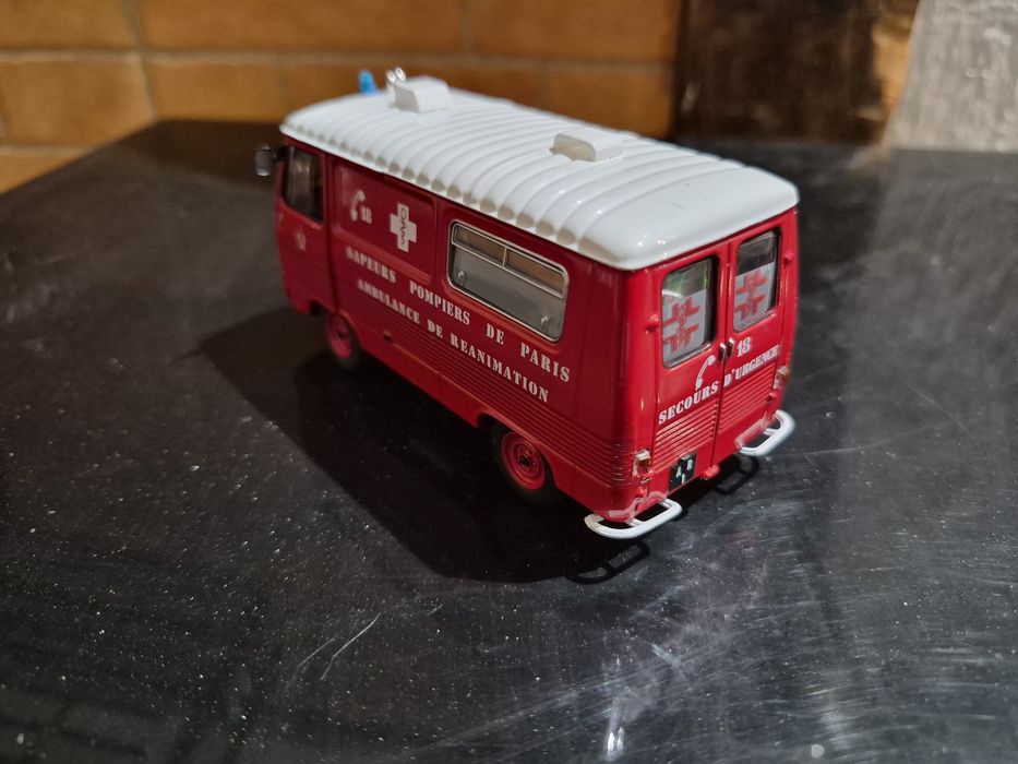 Veiculo ambulância Hachette