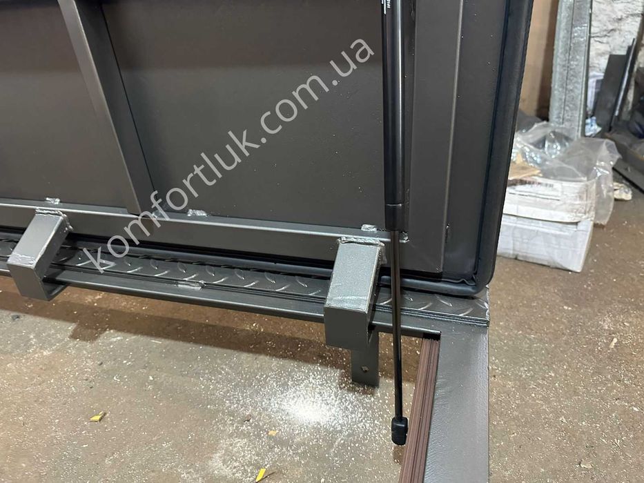 Вуличний герметичний люк з рифленого металу в підвал від виробника