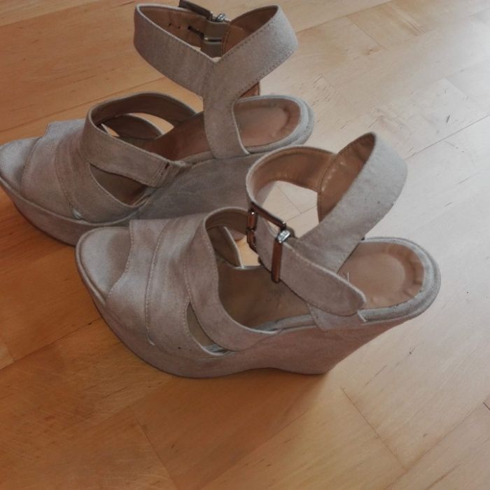 Sandały na koturnie