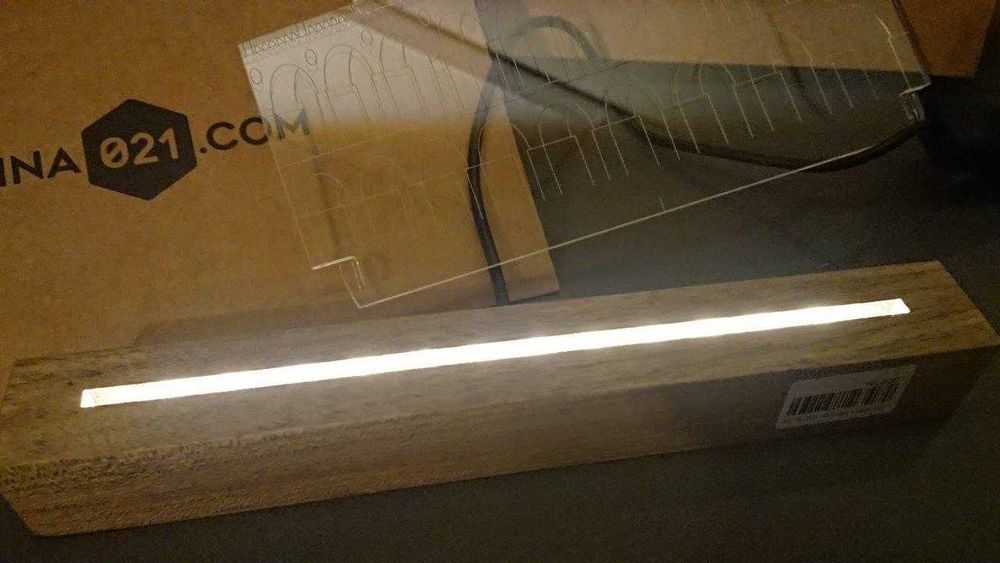 Candeeiro decorativo em acrílico e madeira