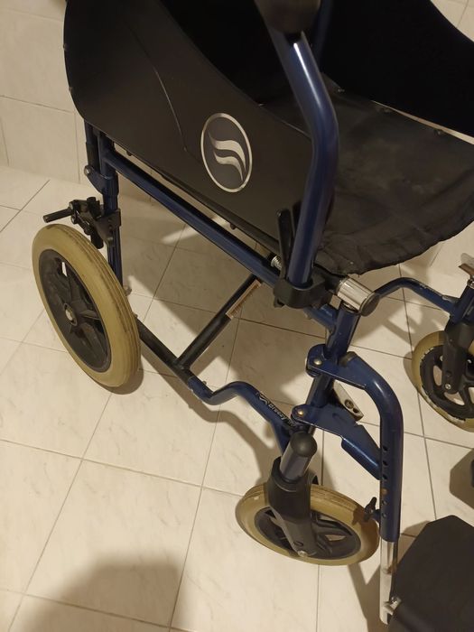 Cadeira de rodas Breezy 90- precisa de rodas da frente