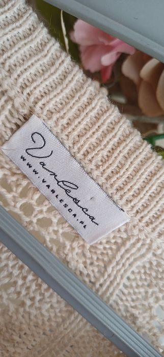 Beżowy ażurowy sweterek sweter Varlesca nude falbany falbanki