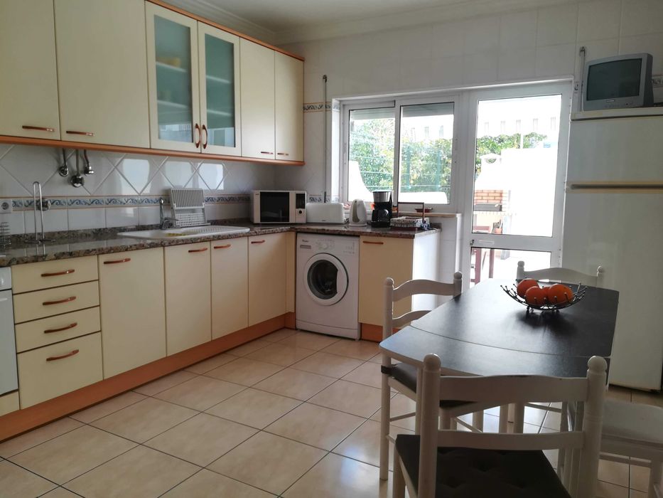 Apartamento amplo com terraço, garagem e perto da praia