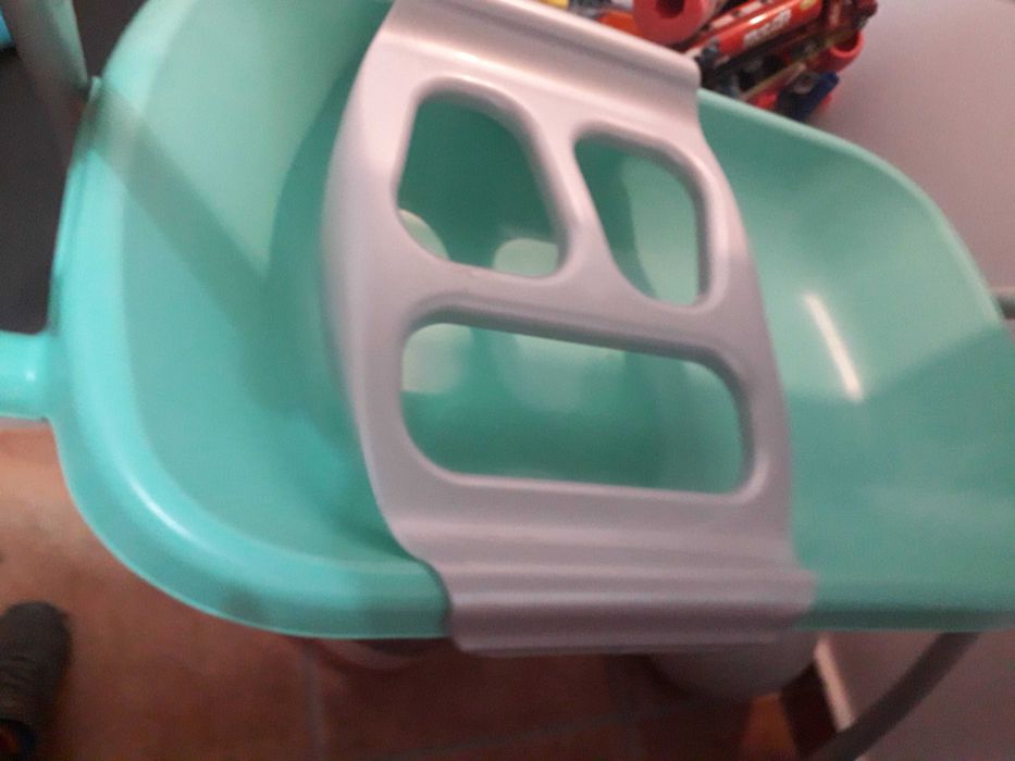 Fraldário com banheira e arrumação.