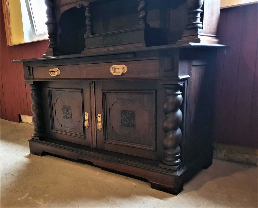 Kredens Dębowy na ślimakach - duży