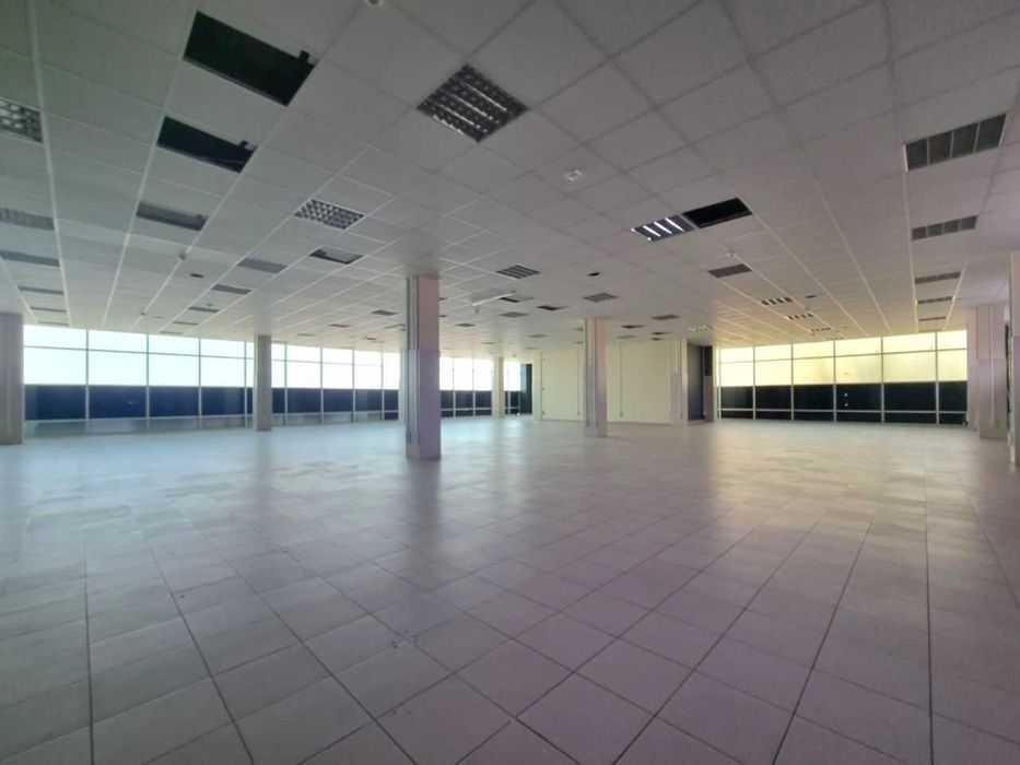 Фасадное помещение на Инглези, 20 (Черемушки). 600 кв.м. Недорого.