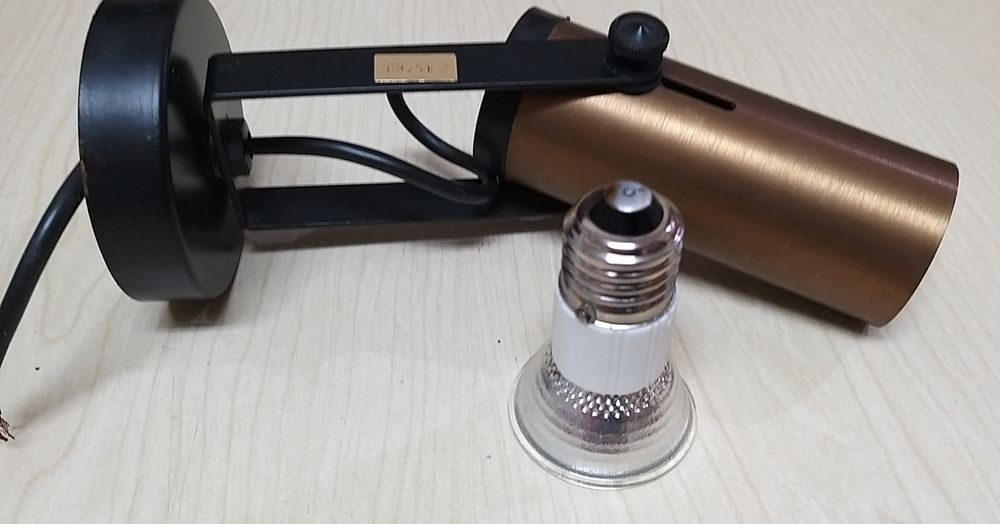 Projetor com lâmpada de enroscar.