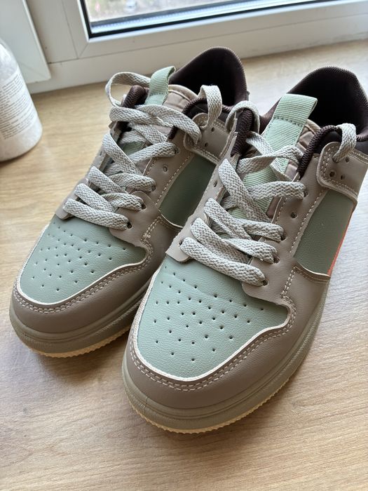 Кросівки жіночі 38 розмір нові