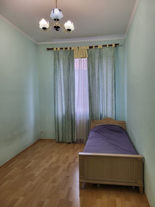 Продам квартиру 87 кв.м. з  А/О  та  двома гаражами в центрі міста