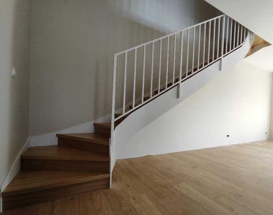 Schody wewnętrzne na konstrukcji metalowej - PRODUCENT