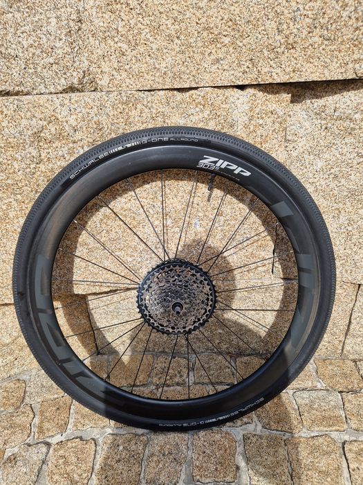 Rodas Zipp 303S com pneus Scwalve G one