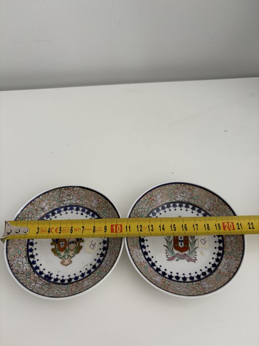 Um par de pratos de porcelana chinesa para exportação