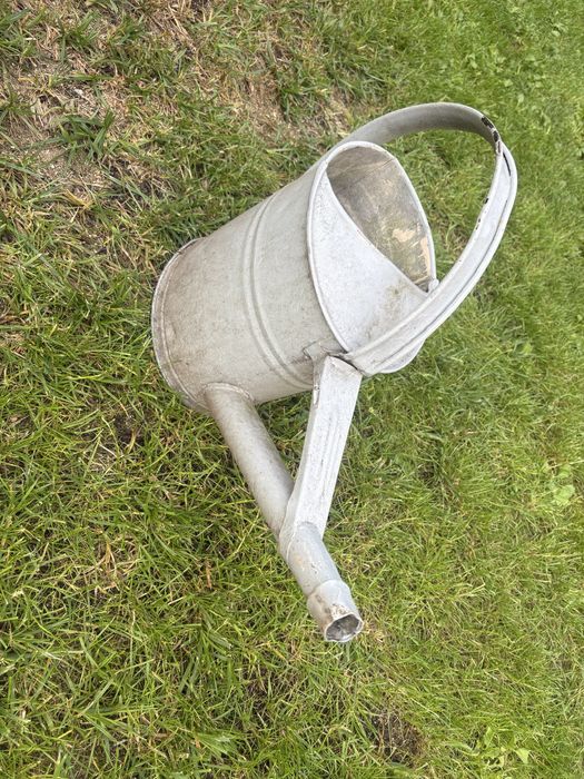Metalowa konewka