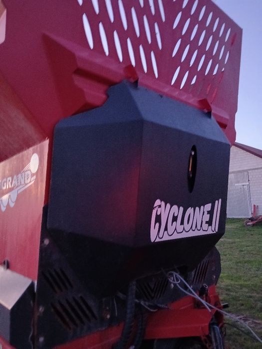 2016 rok W idealnym stanie  Legrand cyclone rozrzutnik do obornika 12t