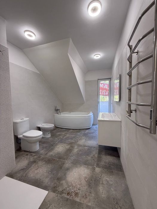 Гарний будинок з ремонтом в Бучі. Поряд Центральний парк.