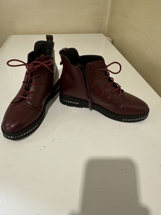 Бордові шкіряні  черевички в ідеальному стані 37-38 розміру на байочці