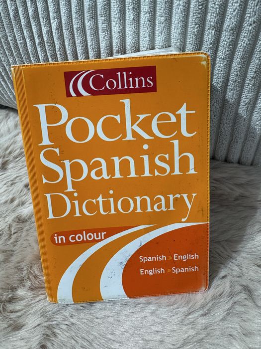 Słownik hiszpańsko-angielski i angielsko-hiszpański.