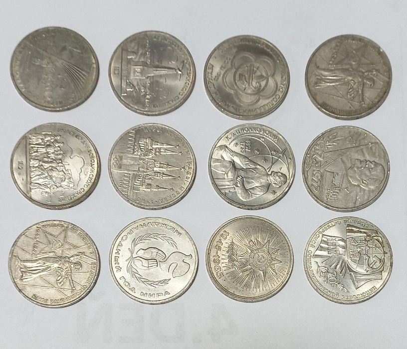 Продам монети в наборі