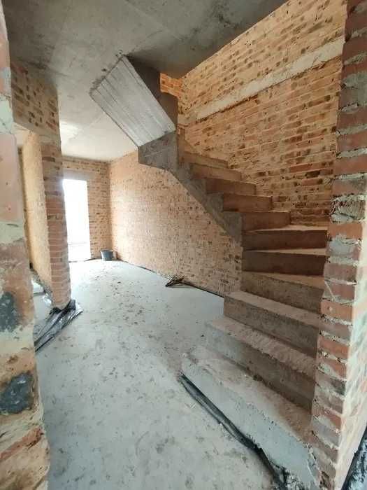 Продаж кутового котеджу з міськими комунікаціями