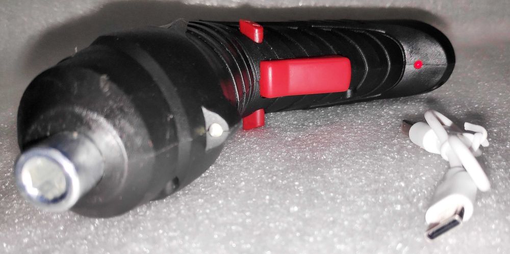 Отвёртка аккумуляторная. С поворотной рукояткой, подсветкой, реверсом.