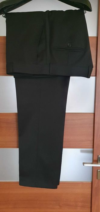 Garnitur męski czarny firmy PAWO, oraz czarna mucha