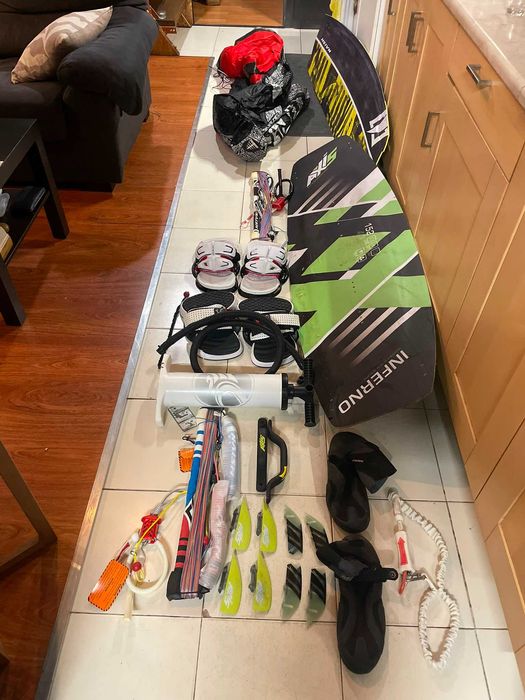 Material de kitesurf usado — kites, barra, arneses e acessórios