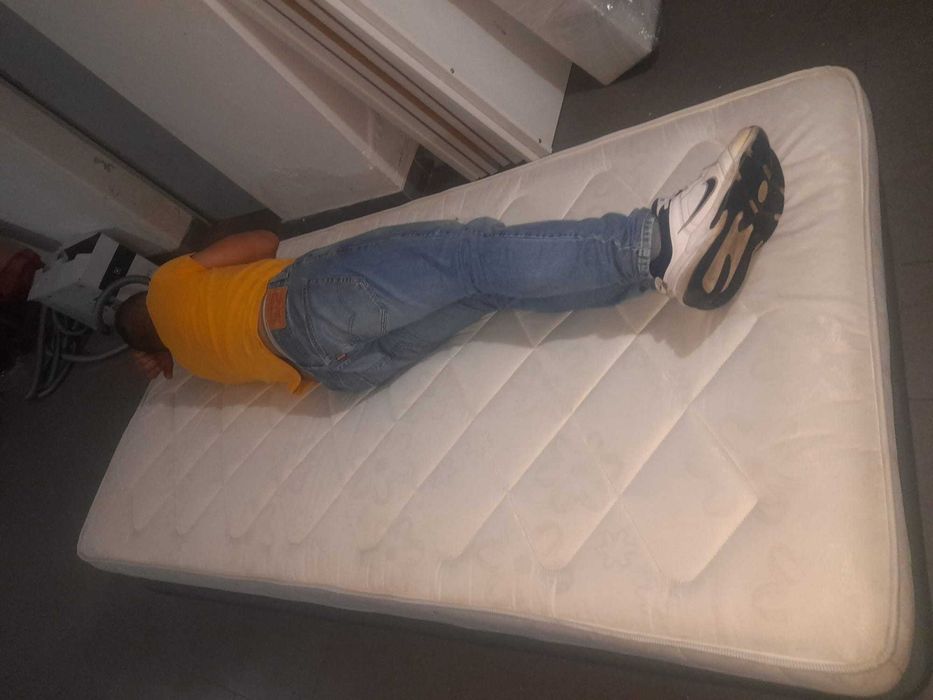 Cama e colchão ambos de 1metro por 2 de comprimento .