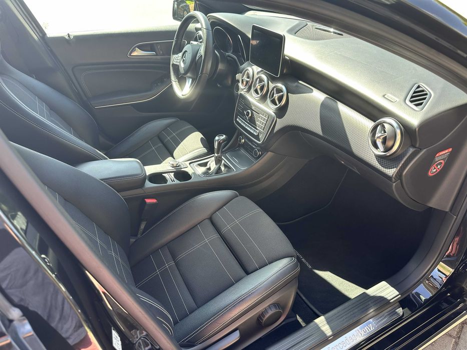 Mercedes A180d Activity Edition como novo