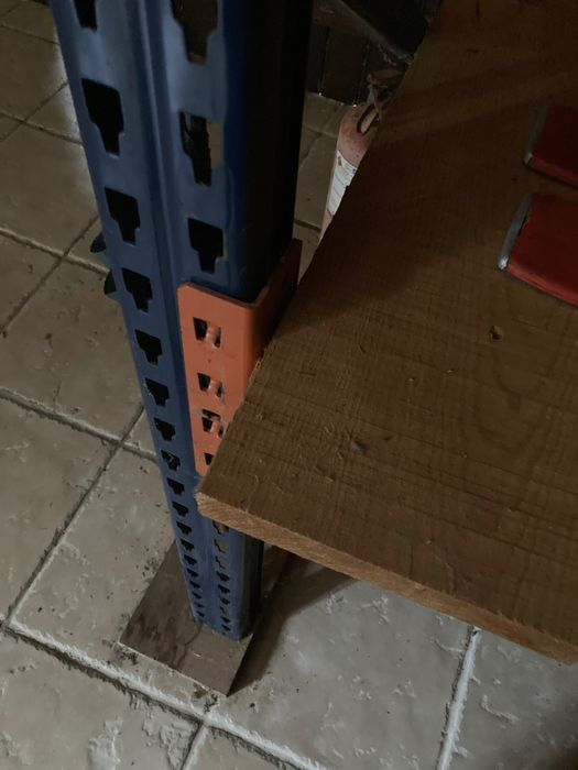 Estantes usadas com a madeira incluida