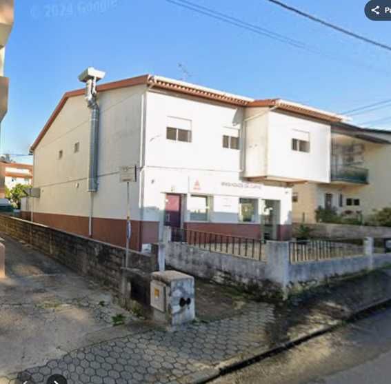 Moradia em propriedade horizontal, com restaurante, dois apartamentos e terreno